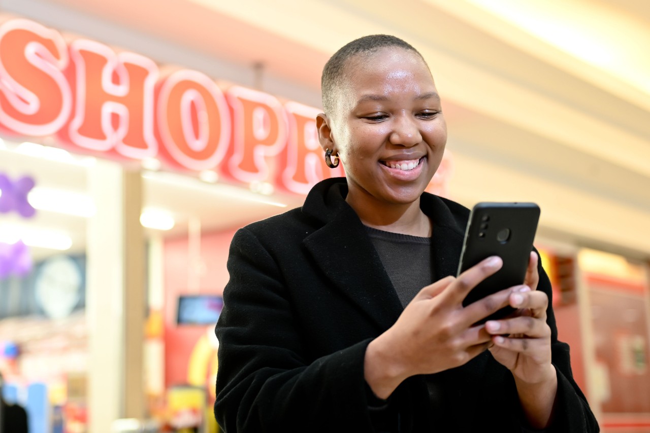 SASSA grant beneficiaries with gold cards expiring in the next few months can avoid long queues and payment mishaps by switching their payments, free of charge, to a Shoprite Money Market Account – South Africa’s lowest cost, fully fledged, transactional bank account.