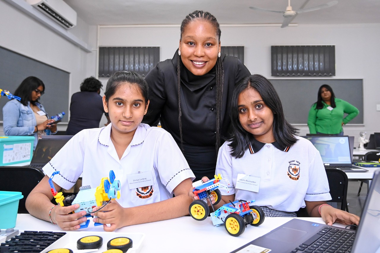 (January 2024) As NASA retires Ingenuity, the little robot helicopter that completed 72 flights on Mars, a next generation of Grade 8 and 9 South African learners is beginning its robotics journey. 
