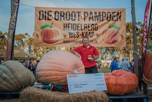 Corné van Greunen with his 2017 winning pumpkin